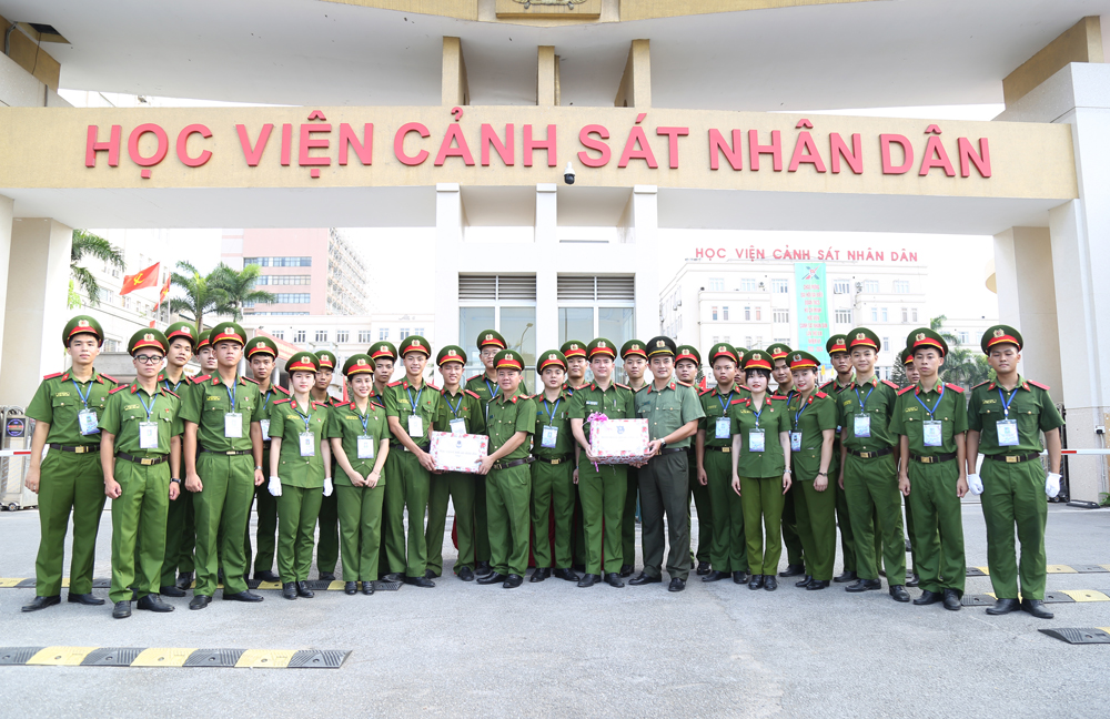 Thượng tá, PGS. TS Phan Văn Thịnh và Thiếu tá Trần Trọng Nguyên động viên đội tình nguyện viên tham gia “Tiếp sức mùa thi”